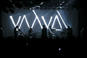 【Live Report】yahyel、圧巻のサウンド・アンド・ヴィジョン 恵比寿LIQUIDROOMでの、ツアー初日公演最速レポート公開