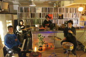 話題の福岡出身 4ピースバンド、yonawoの 7インチがクリアヴァイナルでリリース。