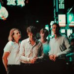 英トップ10ヒットを記録した前作から1年、英リバプールのインディ・ロック・バンド、Circa Waves（サーカ・ウェーヴス）がニュー・アルバム『SAD HAPPY』のリリースをアナウンス。アルバムより1st シングル「Jacqueline」を公開