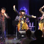 「魔法戦隊マジレンジャー」が15周年で盛り上がる中、Rainbow☆MAG!C(Sister MAYO/高橋秀幸/Natsuo)がお披露目公演でデビュー曲『Rainbow Magic』を熱唱。陽気な80'ディスコ曲に心もフィーバー!!!