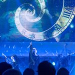 CUBΣLICが4 thワンマン公演で見せたのは、視覚・聴覚・感覚を刺激したサイバーなエモワールド!!!  お望みは全て揃う自慢の商品(楽曲)を並べ、興奮や満足というプライスレスな喜びと幸せを届けてくれた。