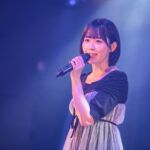 一つ一つ楽曲という物語のページをめくるたびに、いろんな心模様や胸揺らす景色を描き出す。触れるたびに惹かれる謎が増えてゆく、そんな夜道雪のライブを味わえたのが嬉しい。 「アニソン・ゲーソンサミット『電脳DIVE Vol.10』」夜道 雪編