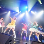 READY TO KISS。9執念(周年)公演を開催。傷なんて隠してしまえばいい。そのたびに、新しい魅力を見せてきたからこそ、今もたくさんの人たちの支持を得るグループとして歩み続けているのだから。