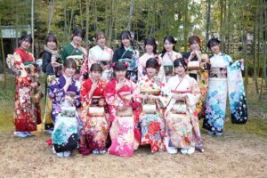 【dela】【グランダルメ】名古屋美少女ファクトリー新年晴れ着撮影会「艶やか！週刊ヤングジャンプ表紙JKグラビアアイドル・ミスヤングチャンピオングランプリ・２本の主演映画女優・ハンガリーハーフ美少女・レースクイーン・SNSで話題のインフルエンサーなど多才な所属タレント20名」≪写真10点≫