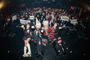 理性??そんなもの、とっくにどっかへぶっ飛んじまったよ。4人が魂をすべて解き放ち、裸の感情で煽りたてるんだもの。一緒に騒ぎ狂わなきゃここにいる意味がない。 LUMiRiSEがワンマン公演に描き出した、想いを一つにした熱狂の景色!