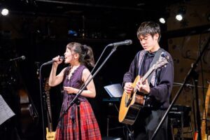 姉弟デュオ“のしげまつ”は、ワンマン公演で観客たちを無邪気な少年や少女に変えていった。