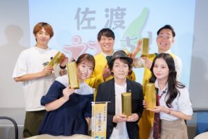 配信スタート。「お勧めの飲食店」「音楽」「デートスポット」など、佐渡の魅力を多角的に発信するYouTube番組「佐渡ええっちゃTV！」の公開収録&ミニライブの模様をレポート！