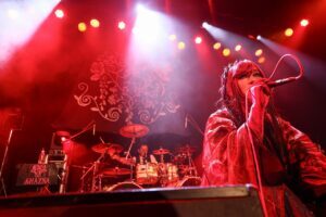 9月9日に配信リリースする新曲『愛飢エテ尚、キミヲ想フ。』も、いち早く披露。甘いラブソングの数々を毒々しく染め上げた、刺激的なSHAZNAを召し上がれ。「SHAZNA Debut 29th Anniversary LIVE」第1部公演レポート。