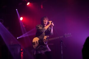 「これこそが国際基準だ」というライブ姿をSLAP BASS/SINGERのRAYJIは見せてくれた。世の中よ、その衝撃に早く気づきやがれ!!
