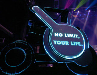 MOVE FES. 2017で行われた、パーソナルモビリティ“WHILL”へのプロジェクション・マッピング