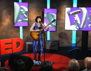 TED NYCでパフォーマンスを行うRei